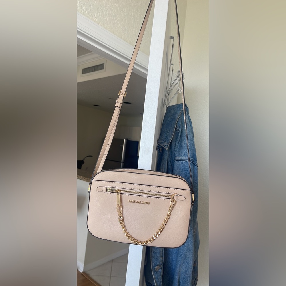 MK Cross Body Bag
Large Saffiano Leather Crossbody Bag